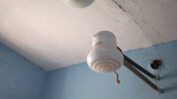 Quarto casal | Banheiro | Chuveiro, chuveiro com efeito de chuva, produtos de toalete grátis