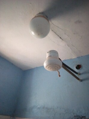 Habitación doble | Baño | Regadera, regadera tipo lluvia, amenidades de baño gratuitas 