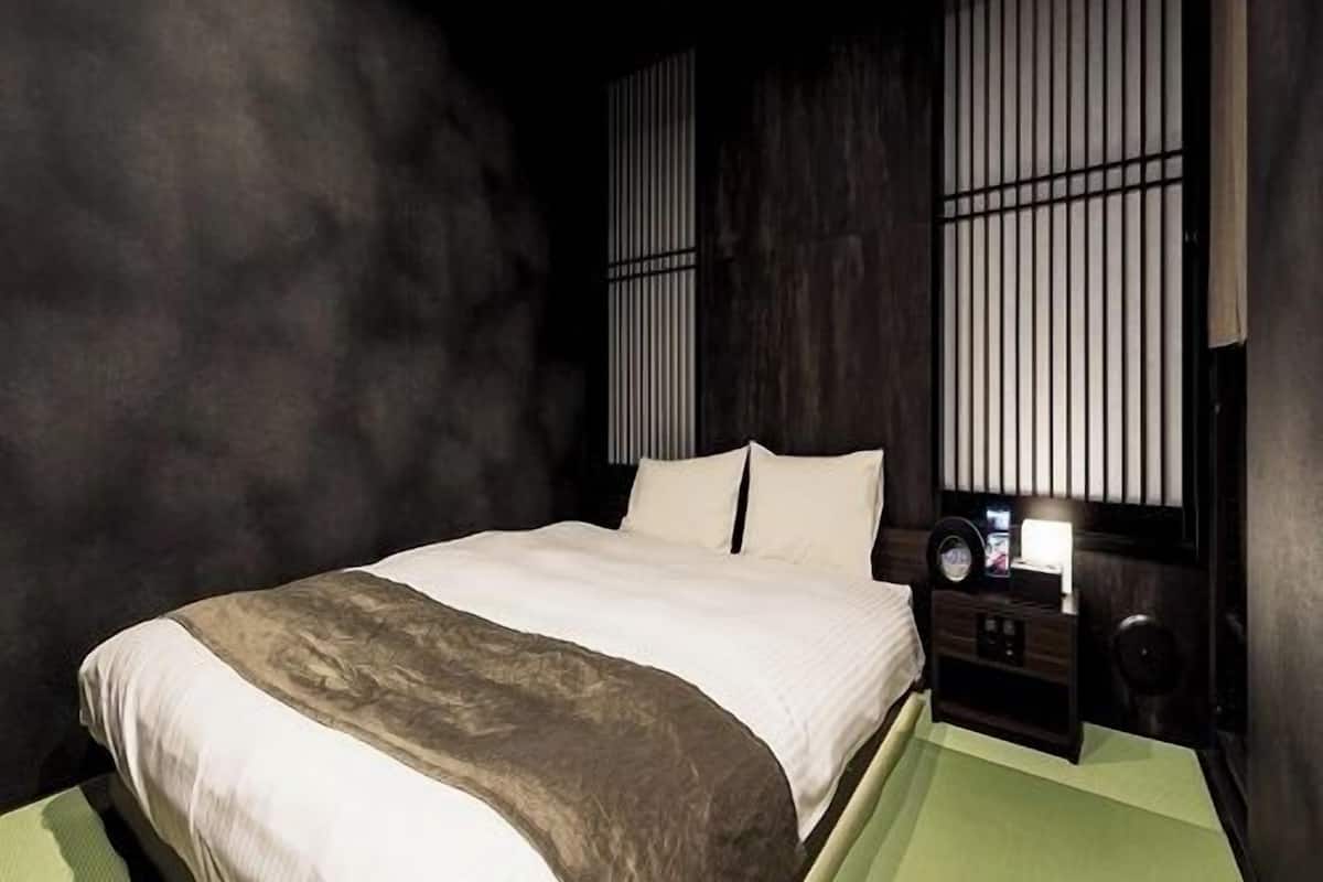 In-room safe, blackout curtains, free WiFi, bed sheets