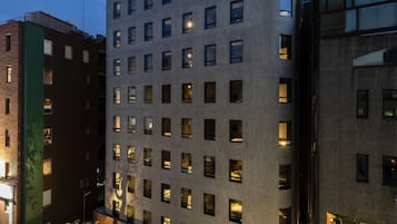 Fachada de la propiedad por la tarde o noche