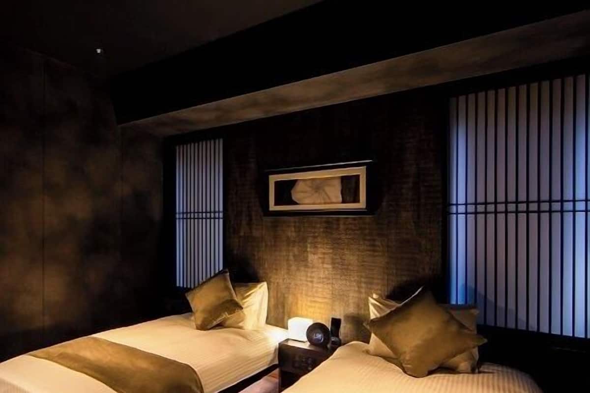 Caja fuerte, cortinas opacas, wifi gratis y ropa de cama