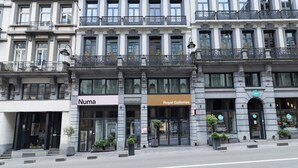 Una hilera de edificios con un restaurante llamado 'Numa' y 'Royal Galleries' en la planta baja.