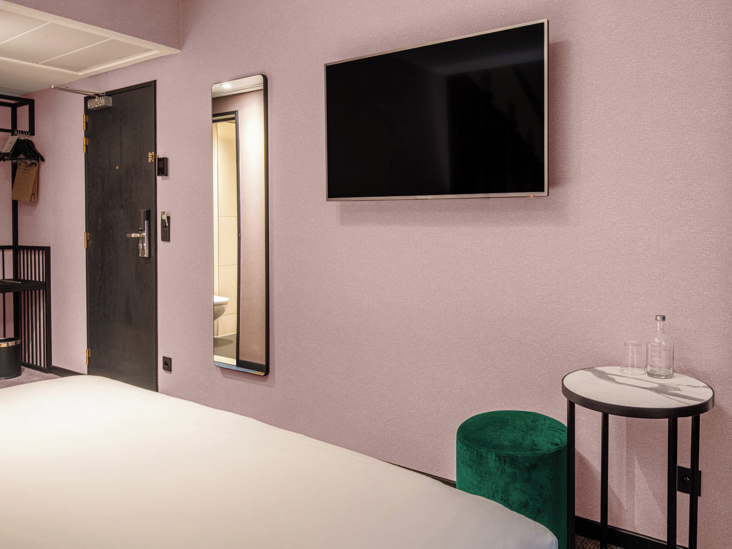Habitación doble | Ropa de cama de alta calidad, caja fuerte, cortinas opacas