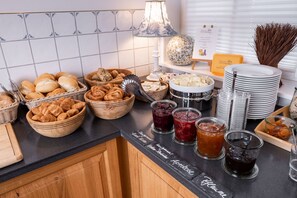 Petit déjeuner buffet (13.50 EUR par personne)