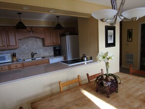 Refrigerador, microondas, cafetera y tetera y utensilios de cocina 