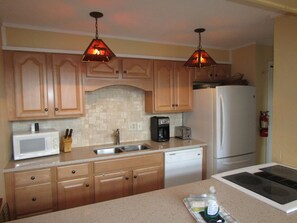 Refrigerador, microondas, cafetera y tetera y utensilios de cocina 