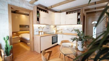 Apartment, 1 Bedroom, Terrace, Garden View | Dapur peribadi | Peti sejuk/penyejuk beku saiz penuh, ketuhar, dapur, pembancuh kopi/teh