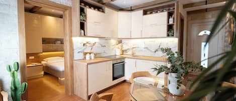 Appartement, 1 slaapkamer, terras, uitzicht op tuin | Privékeuken | Een koelkast/vriezer, een oven, een kookplaat