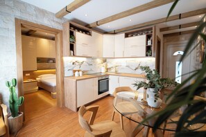 Apartment, 1 Schlafzimmer, Terrasse, Gartenblick | Eigene Küche | Großer Kühlschrank, Ofen, Herdplatte