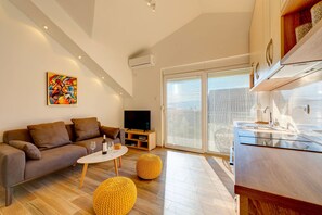 Appartement, 1 slaapkamer, terras, uitzicht op zee | Woonruimte | Flatscreentelevisie en een dvd-speler