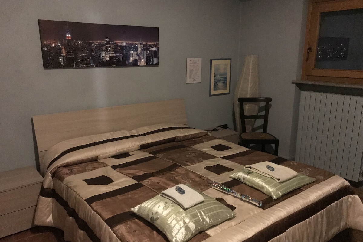 Habitación doble estándar, baño compartido | Ropa de cama de alta calidad, escritorio y insonorización