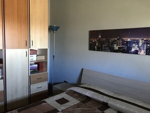 Chambre Double Standard, salle de bains commune | Literie de qualité supérieure, bureau, chambres insonorisées