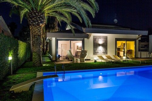 Villa Oras - Garden and pool