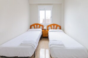 3 dormitorios, tabla de planchar con plancha, ropa de cama