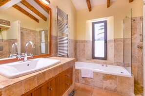 Combined shower/tub, hair dryer, bidet, towels