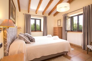 4 slaapkamers, een strijkplank/strijkijzer, gratis wifi, beddengoed