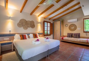 4 bedrooms, iron/ironing board, free WiFi, bed sheets