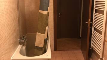 Ein Badezimmer mit Badewanne, Dusche, Waschbecken und Toilette.