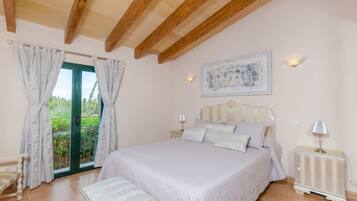 4 slaapkamers, een strijkplank/strijkijzer, gratis wifi, beddengoed