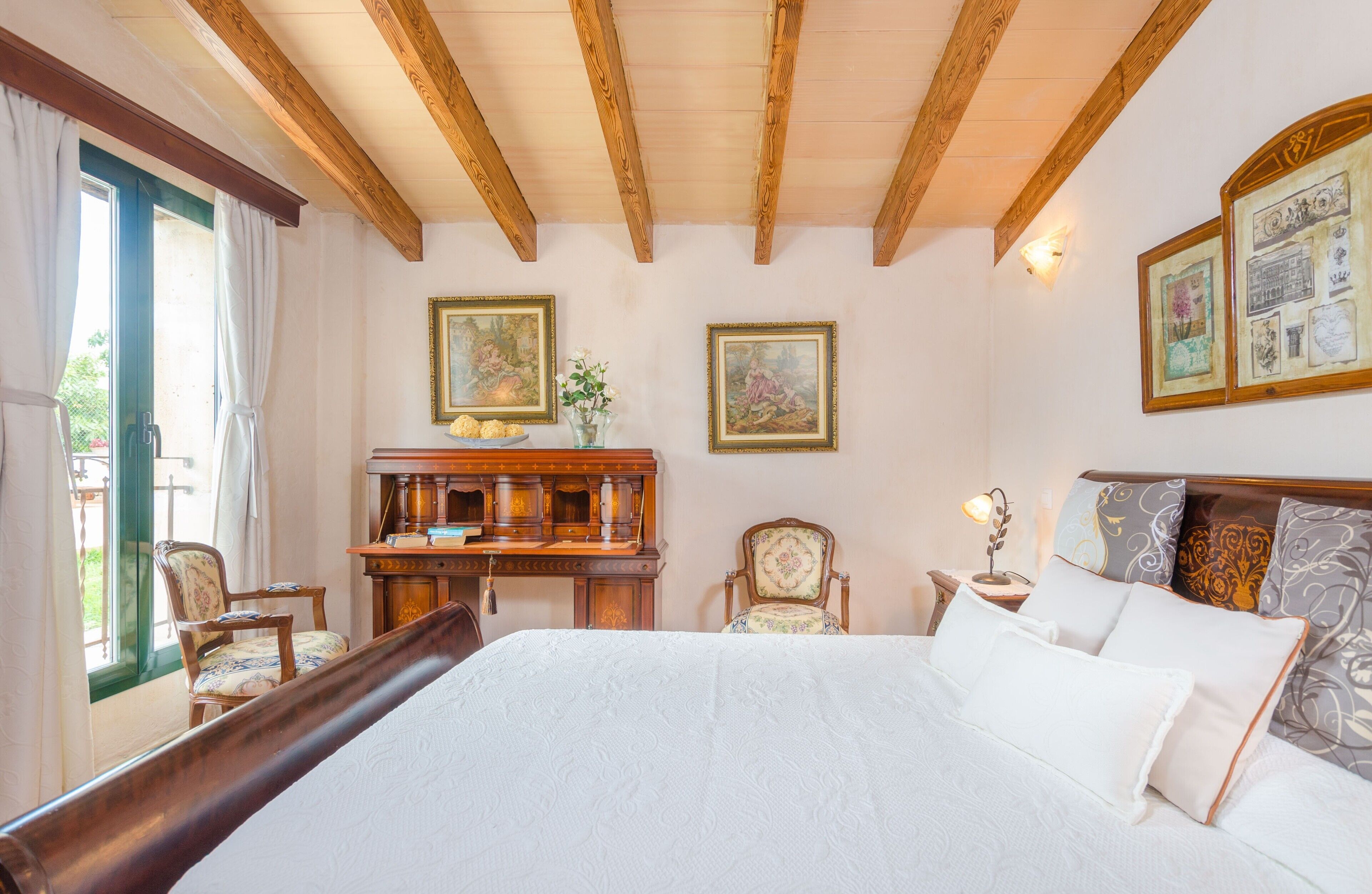 4 bedrooms, iron/ironing board, free WiFi, bed sheets