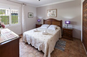 3 bedrooms, iron/ironing board, WiFi, bed sheets