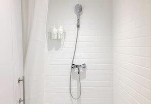 Bathroom shower - About A Bed Hostel Chiangmai (Chiang Mai)