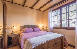 5 bedrooms, travel cot, free WiFi, bed sheets