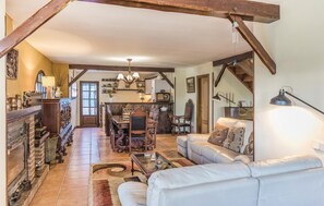 Een open haard, een tafeltennistafel en een stereo