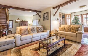 Una televisión, una chimenea, una mesa de tenis de mesa