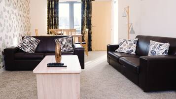 Casa familiar, 3 habitaciones | Sala de estar | Televisión de pantalla plana