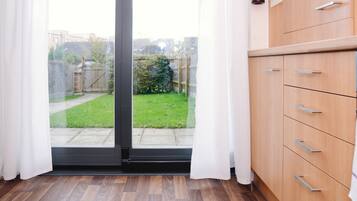 Casa familiar, 3 habitaciones | Cocineta privada | Refrigerador, microondas, horno y lavavajillas