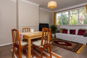 Apartment (2 Bedrooms) | Living room