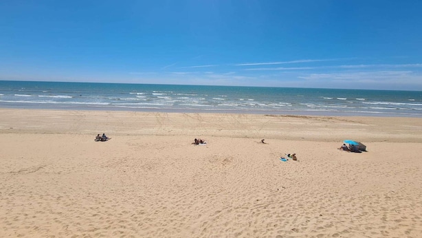 A wide sandy beach with a clear blue sky and calm sea. - 2-room apartment, sleeps 5 with balcony - Saint-Jean-de-Monts (Saint-Jean-de-Monts)