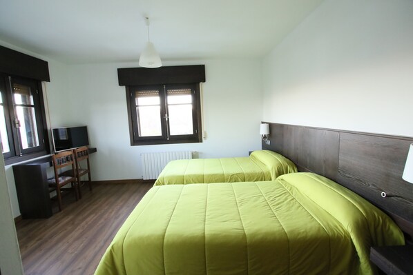 Escritorio, cortinas blackout, cunas y camas plegables/adicionales 