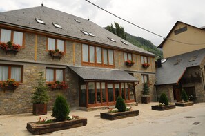 Front of property - Hotel & Spa Casa Irene (Naut Aran)
