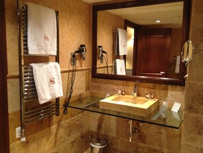 Suite | Bathroom | Free toiletries