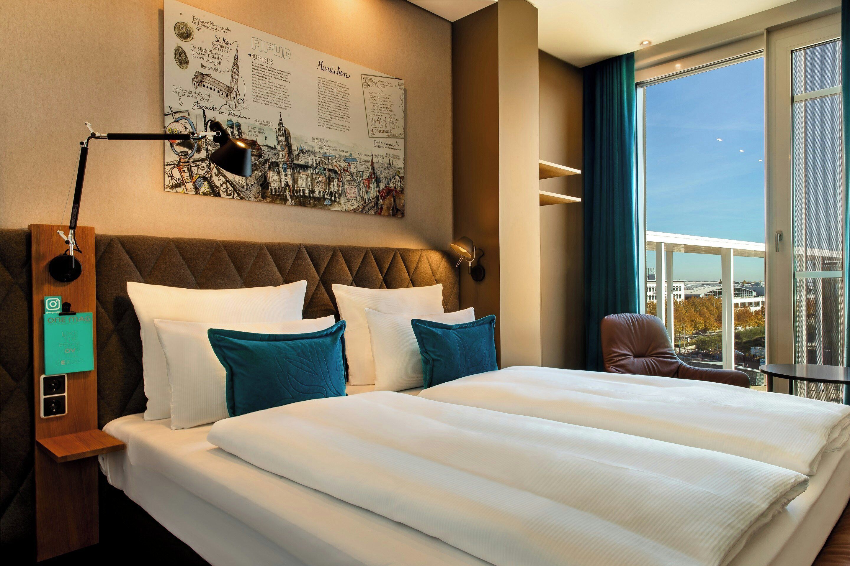 Premium-sengetøj, pengeskab på værelset, skrivebord