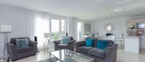 Apartament (3 Bedrooms) | Sala d'estar | Televisor