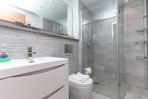 Lägenhet (3 Bedrooms) | Badrum | Badkar och dusch, gratis toalettartiklar, hårtork och handdukar