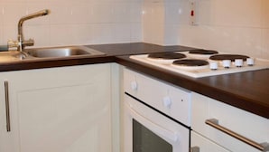 公寓 (1 Bedroom) | 私人厨房 | 冰箱、烤箱、炉灶、电热水壶