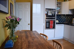 Apartment (2 Bedrooms) | Private kitchen | Full-size fridge, microwave, oven, stovetop - 2 Bedroom Flat in Islington (London)