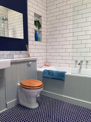 Apartment (2 Bedrooms) | Bathroom | Separate tub and shower, free toiletries, hair dryer, towels