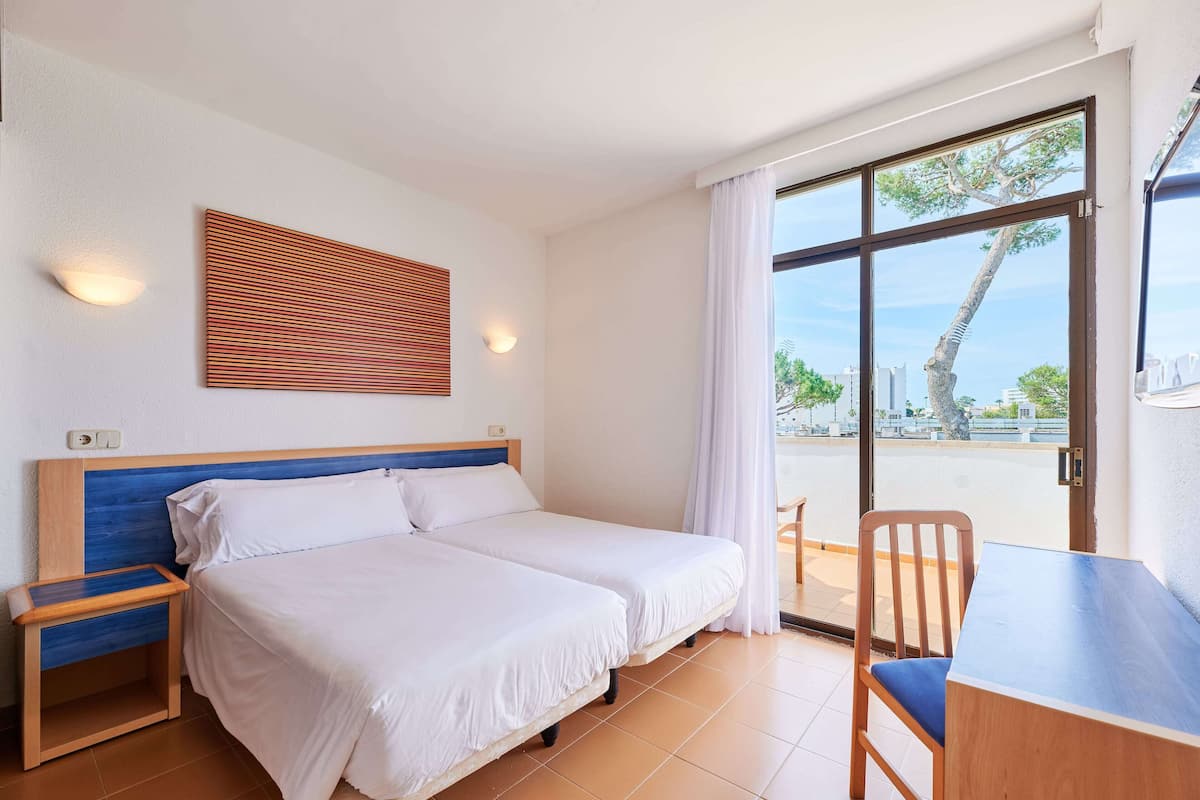 Desk, blackout drapes, free WiFi, bed sheets