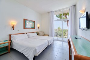 Desk, blackout drapes, free WiFi, bed sheets -    AluaSun Cala Antena – All Inclusive (Manacor)