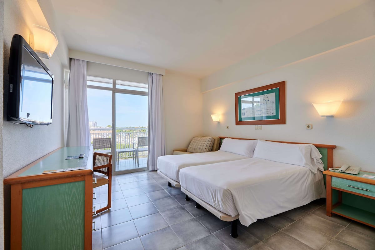 Desk, blackout drapes, free WiFi, bed sheets