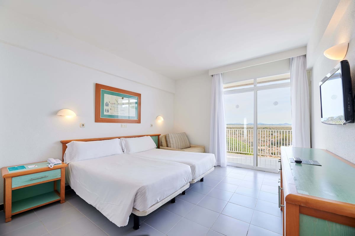 Desk, blackout drapes, free WiFi, bed sheets
