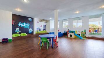 Zona de juegos infantil cubierta