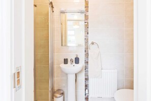 Apartment (2 Bedrooms) | Bathroom - Charming Riverside Apartment Near City (Dublin)