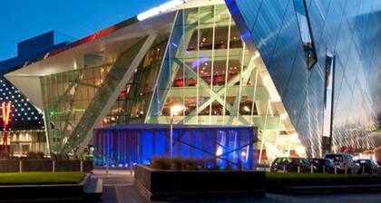 Charming Riverside Apartment Near City