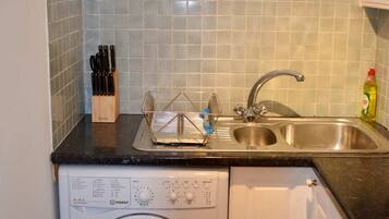 Apartment (2 Bedrooms) | Private kitchen | Full-sized fridge, microwave, oven, stovetop